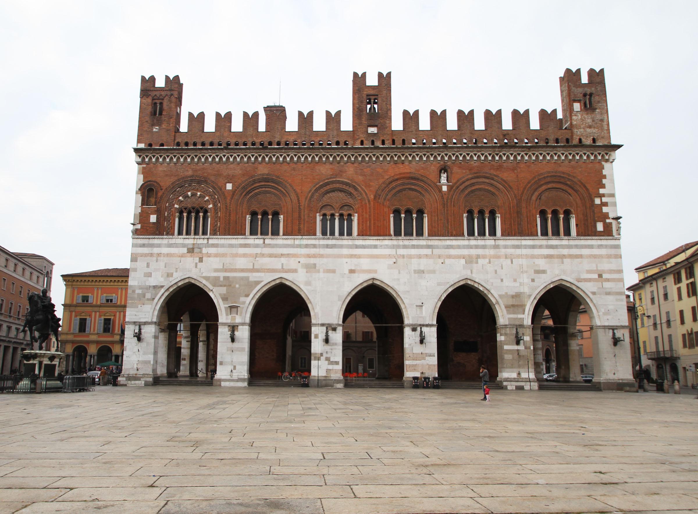 001891-palazzo-gotico-piazza-cavalli.jpg