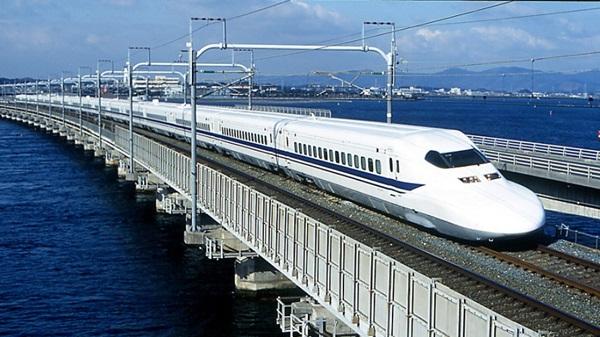 1-tau-shinkansen-noi-tieng-tai-nhat-ban-giup-nguoi-dan-di-chuyen-nhanh-chong-giua-cac-thanh-pho.jpg