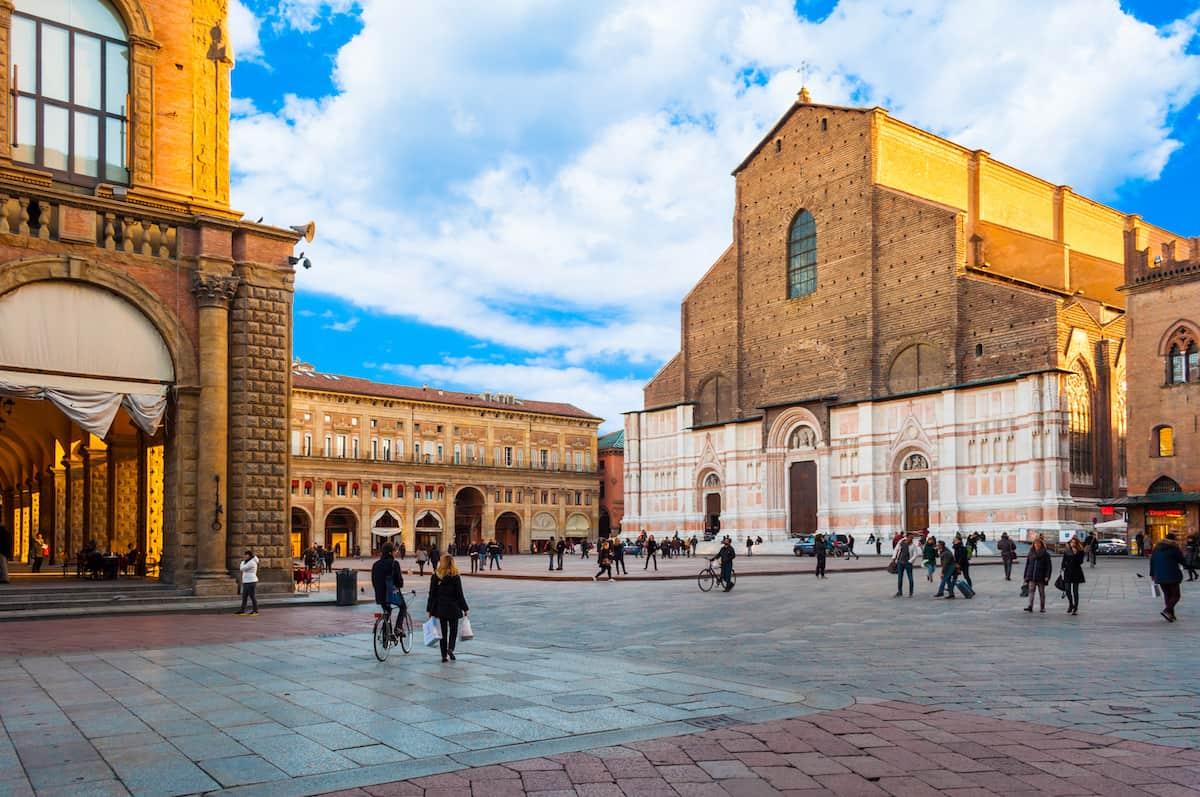 piazza-maggiore-adobestock-278417775.jpeg