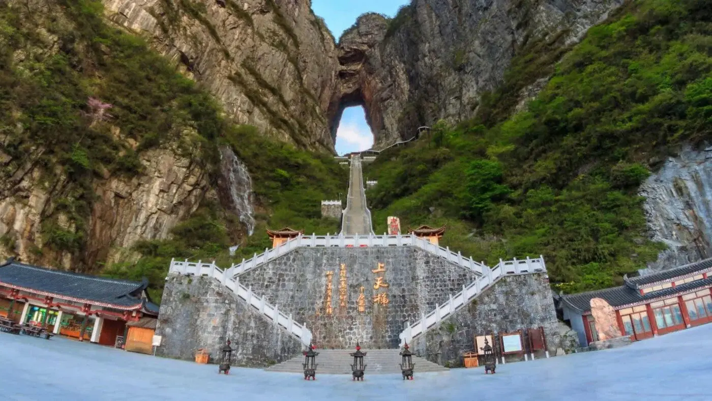 thien-mon-son-truong-gia-gioi-trung-quoc-du-lich-de-men-vn-1400x788.webp